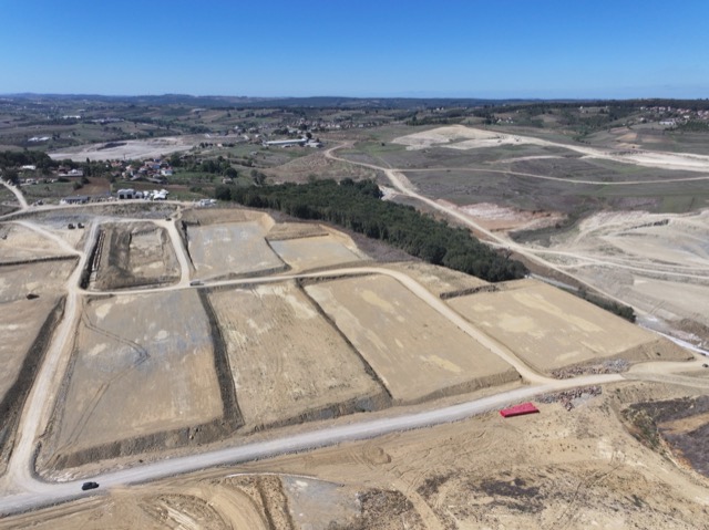 Somi OSB sahasında yol kenarında sıralanan parseller, havadan görünüm